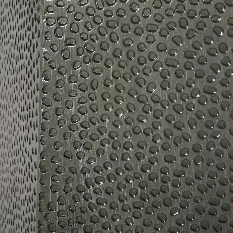 Tavolino laterale geometrico Pamsha in ferro martellato di