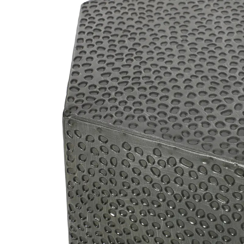 Tavolino laterale geometrico Pamsha in ferro martellato di