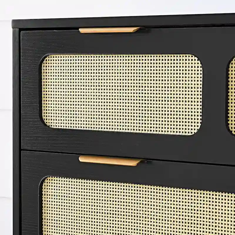 Cassettiera Moderna In Rattan Con Cassetti Ampi E Maniglie In Metallo
