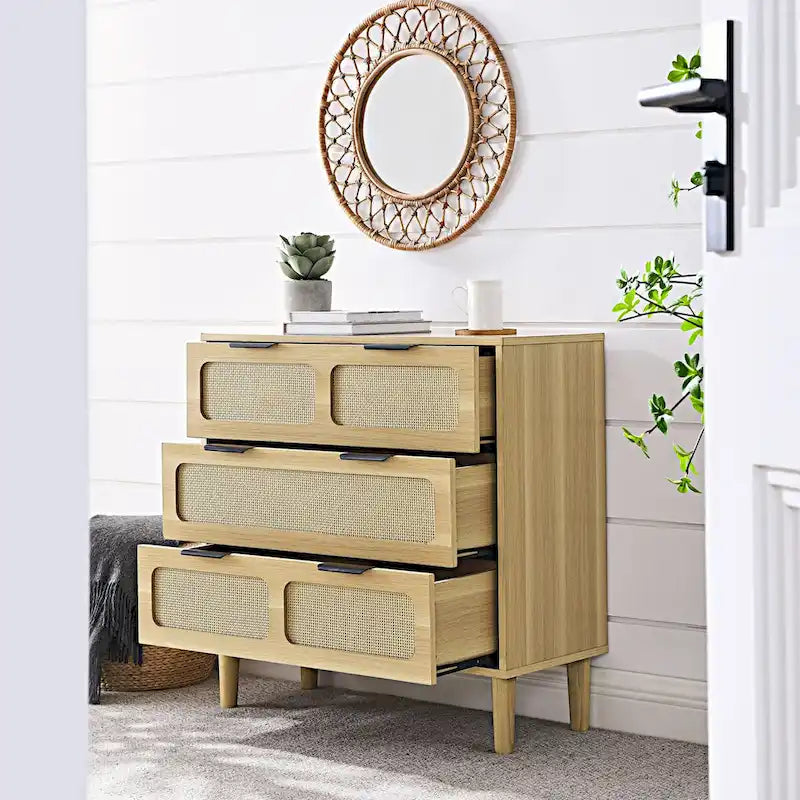 Cassettiera Moderna In Rattan Con Cassetti Ampi E Maniglie In Metallo