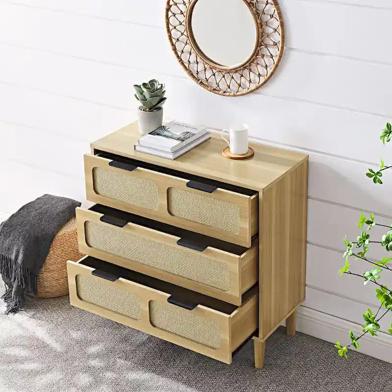 Cassettiera Moderna In Rattan Con Cassetti Ampi E Maniglie In Metallo